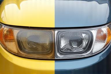 Comparaison avant-après d'un phare de voiture restauré.